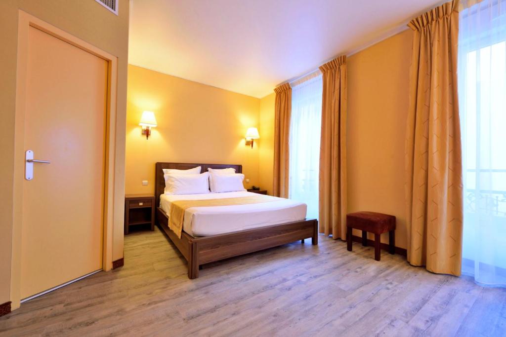 Dvoulůžkový pokoj typu Classic s manželskou postelí a výhledem do zahrady – Hotel Capitole